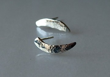 horn 形狀雕金耳環