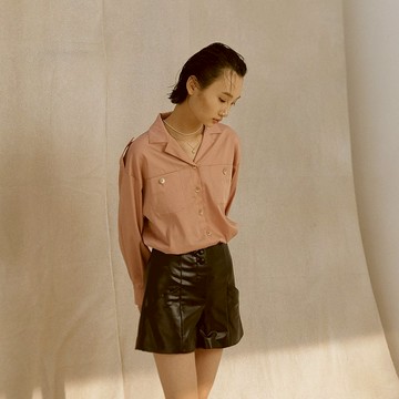 中腰斜口袋皮革短褲 /黑