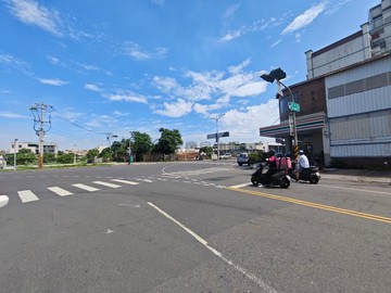 小港桂林國小臨路面寬三角窗透天店面｜高雄市小港區德仁路