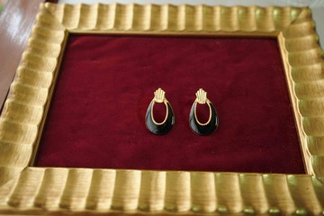 日本雜貨-昭和復古典雅圓弧簍空水滴狀黑琺瑯古董針式耳環