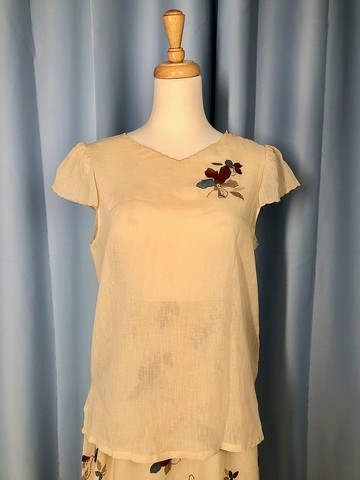 透膚胸花雪紡上衣