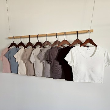 平價衣著 Q彈短版罩杯t 罩杯可拆 圓領罩杯短版 U領修身短版bra T 彈力素色短Tee 罩杯上衣 短版t 圓領上衣