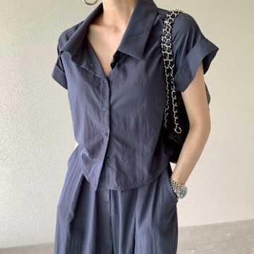 MOCO韓版chic時尚素色袖反折排釦襯衫+鬆緊腰寬鬆闊腿褲兩件式套裝