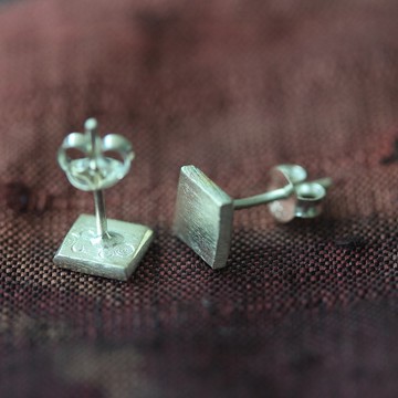 方形銀質耳釘，帶抓痕紋理 (E0187)