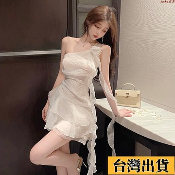 ⚡免運🌸時尚女裝⚡洋裝夏季新款白色斜肩飄帶雪紡吊帶連衣裙 收腰仙女蛋糕裙子含花朵 時尚小個子連身裙 無袖白色洋裝