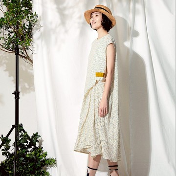 遍佈點點不對稱抓褶洋裝