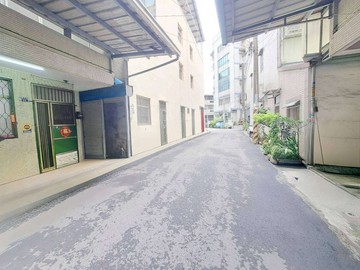 小潘潘~崇光國小低總價一樓孝親透天門前可停車｜台中市大里區東明路