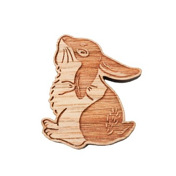 【Woodtch】胡桃木胸針 grooming / 正在梳理毛髮中