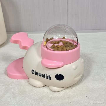 小黃鴨漏食器貓咪玩具自嗨解悶小醜魚新款寵物零食凍幹髮射器狗俊男