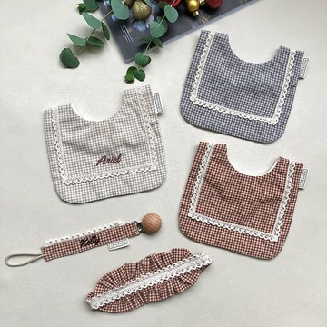 【客製刺繡-彌月禮盒】氣質奶茶 細版蕾絲 口水巾 髮帶