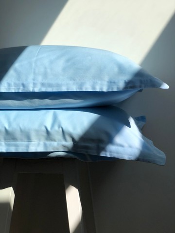 天藍色枕套，100% 棉緞，信封式開口