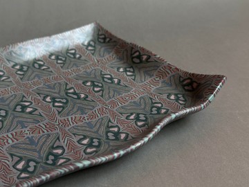 絞胎瓷盤一深青揚赤