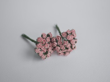 紙花，50 朵，尺寸 0.8x0.8 公分，含苞玫瑰，粉紅色。