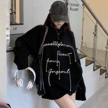 La Belleza圓領草寫英文字繡線包心紗針織毛衣