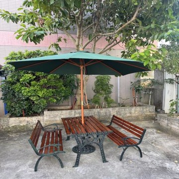 4尺公園桌＋米蘭公園椅二張＋9尺木柄遮陽傘＋專用傘座
