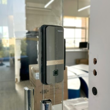 yale 耶魯 指紋/密碼玻璃門電子鎖ydg-413a(單門玻璃專用-附基本安裝)