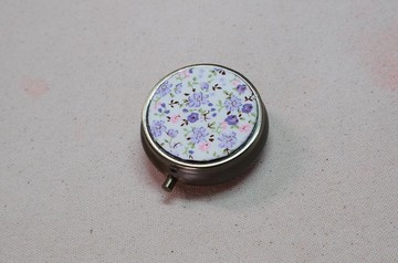 紫花  古銅款 圓形 分格藥盒 迷你 隨身攜帶 小物 收納盒 藥盒