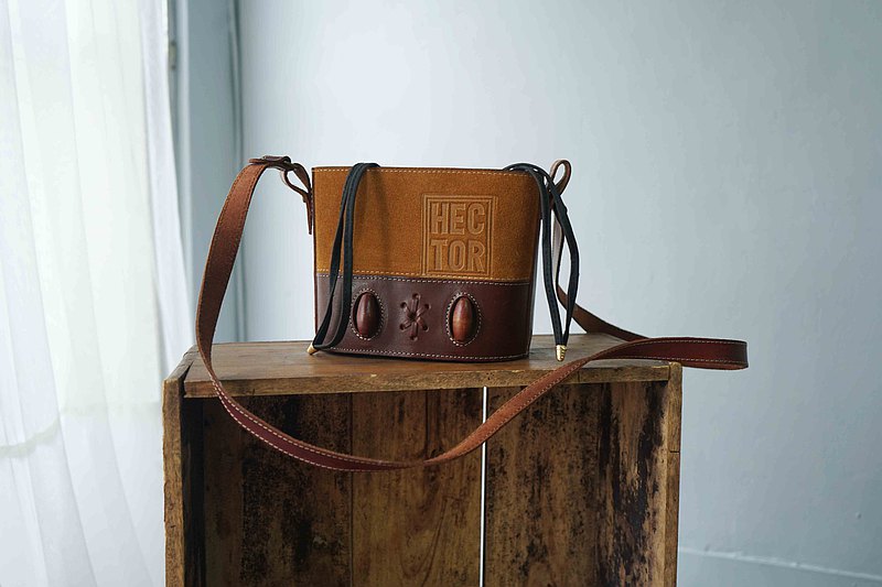 尋寶復古古董包-麂皮棕色拼接牛角扣圓筒束口側背隨身包