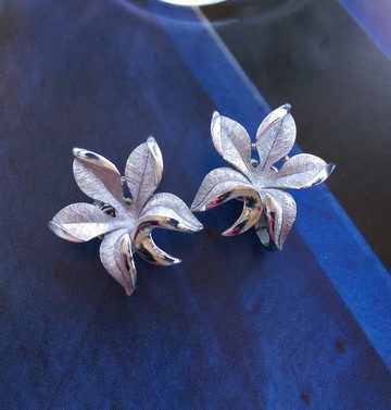 Vintage Jewelry TRIFARI 銀色調 優雅銀葉 夾式耳環