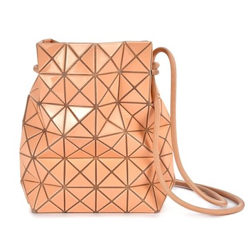 ISSEY MIYAKE三宅一生BAO BAO亮面4x6束口斜背包 水桶包(粉橘)390115-30｜GoBrand
