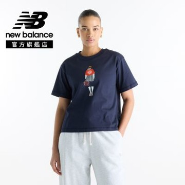 【New Balance】學院手繪風短袖上衣_女性_深藍色_WT62K2W4DNT 版型偏大