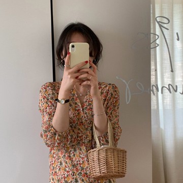 2022年新款韓版法式復古女V領碎花連衣裙子設計感裙子輕熟風春秋