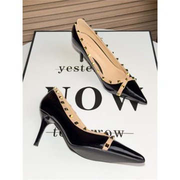 柳釘氣質尖頭高跟鞋女2025年新款黑色漆皮性感職業工作裸色高級感