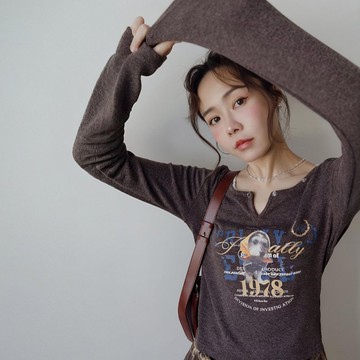 現貨★配色領造型釦膠印英字酷狗雪花色上衣(共2色) 1028 【NR2206】