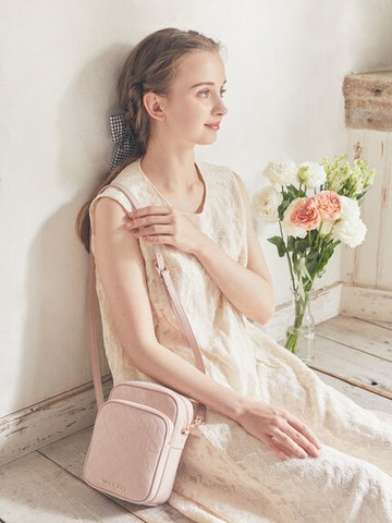 典雅玫瑰壓紋設計肩背包(8A32F0J1400) - Maison de FLEUR