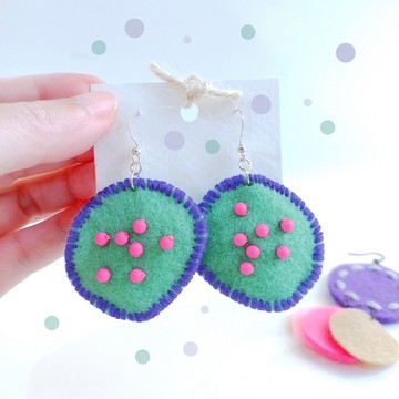 可愛的不規則造型耳環，以繡線和珠飾點綴於填充絨布上，尺寸為 1.75x2.5 英吋。