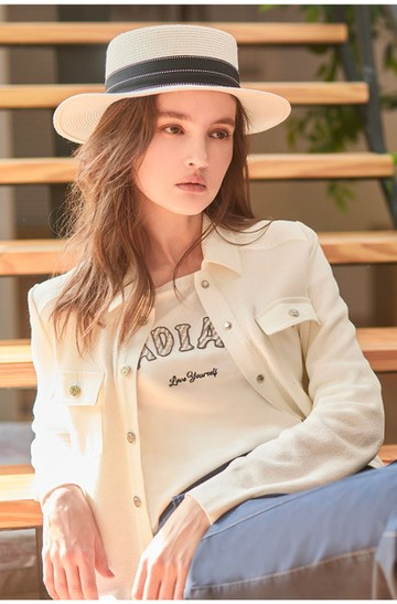 舒適配色英文繡花上衣