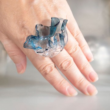 靈感源自海洋的粗獷戒指：「風」之玻璃