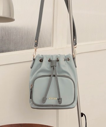 【KINAZ】雙背帶拼接皮革輕量尼龍肩背斜背水桶包-冰河藍-企鵝系列(BZ96425-39)
