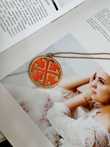 vintage jewelry 古董橙色十字徽章項鍊