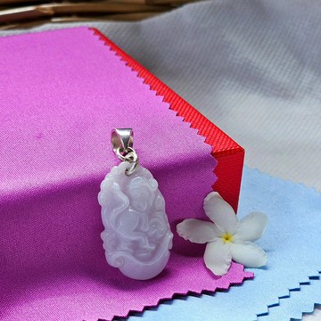 生肖玉墜 猴年象徵 白玉 質地清透 雕刻線條銳利細緻 墜飾為純銀