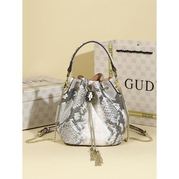 香港高級真皮流蘇水桶包女撞色蛇紋單肩斜挎包2025新款時尚鏈條包