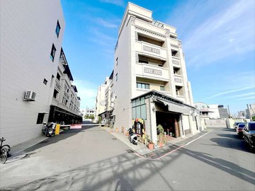 岡山超顯眼｜輕屋齡帶裝潢｜超值大面寬店住透天｜高雄市岡山區成功路