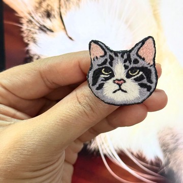 红色夏威夷衬衫 Neko Cats — 手工刺绣胸针