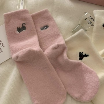 今天買明天到】秋冬韓係可愛卡通刺繡襪子女毛絨保暖加厚長筒少女睡眠地闆中筒襪毛毛月子襪 B6YJ