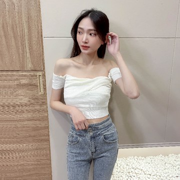 斷袖一字領針織上衣【Q3882】33春夏新款韓系INS短袖氣質露肩上衣 短版上衣 平口上衣 針織衫 女裝批發價