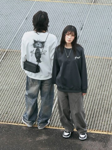 站立貓咪背圖大學T