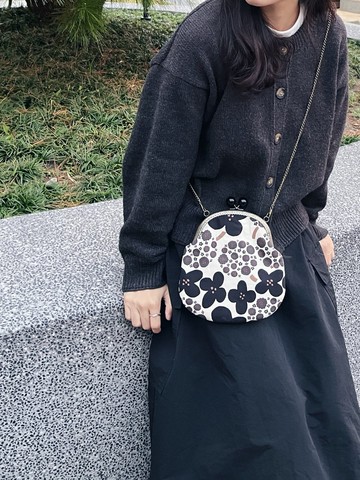 |黑黑灰灰的花| 斜背鏈條口金包 斜背包 側背包 禮物