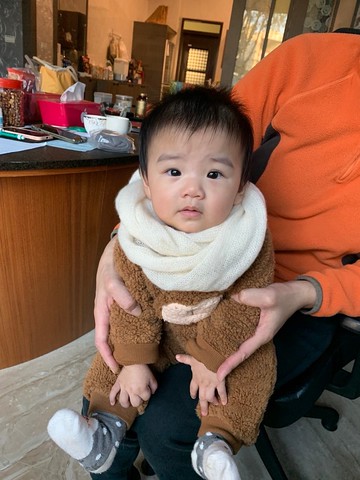 白色 蟬翼中性圍脖。輕盈約25g。可繞2圈。成人和小孩皆可用。