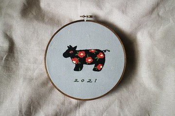 DIY手作刺繡材料包 / 花朵小牛刺繡掛飾