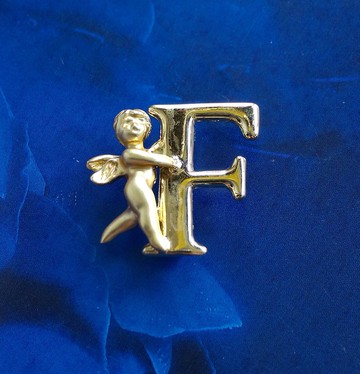 Vintage Jewelry 西洋古董飾品 立體 小天使 字母 F 小巧 別針