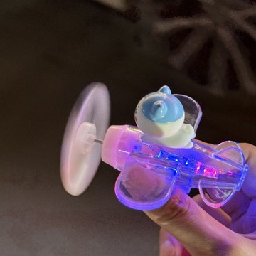 【上新】10-10風力發電小飛機 風能發光小飛機 機車飾品 車載擺件吉伊卡哇風力發電發光小飛機電動車裝飾擺件風力發光車載