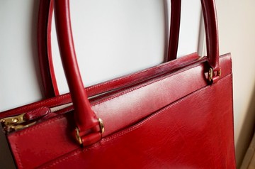 Handstitch - Savvy Square 石榴紅肩包