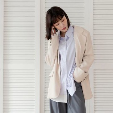 OB嚴選-男女共穿．細緻純色玳瑁釦寬版西裝外套《EA3514-》