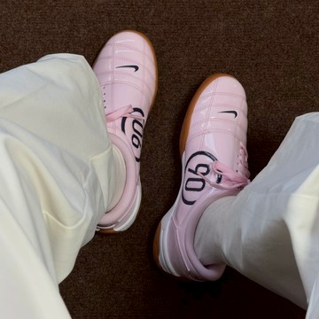 S.G NIKE W TOTAL 90 IB5666-602 淡粉 LISA同款 復古 皮革 不對稱鞋帶 薄底  足球鞋