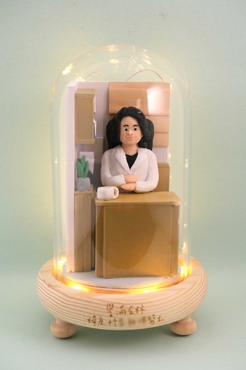 榮休記念小禮品,可客製名字.提供相片客製人物造型(醫護造型)